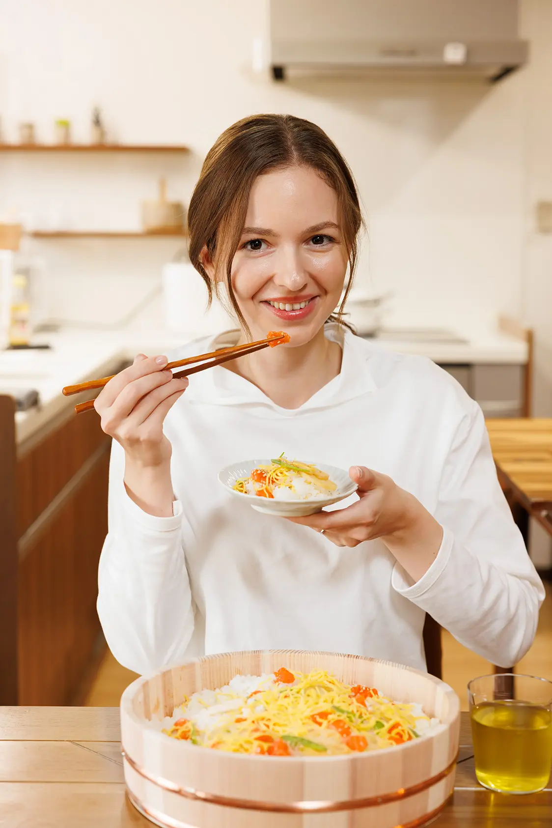 ちらし寿司を食べるダリアさん