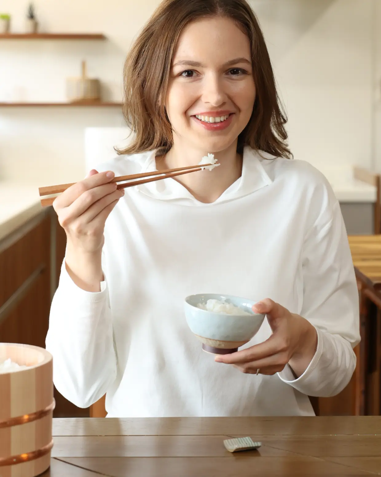 ごはんを食べるダリアさん